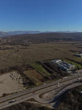 Pogled iz vazduha na zemljište i okolinu sa putem u prvom planu. - image 5