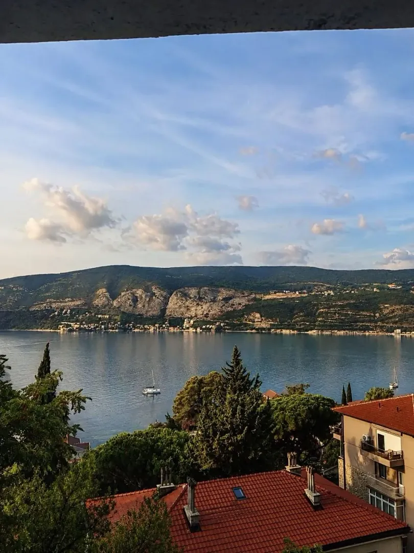 Pogled na zaliv i okolne planine sa terase.