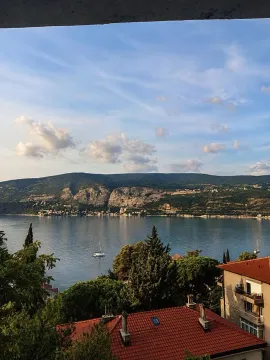 Pogled na zaliv i okolne planine sa terase. - image 8