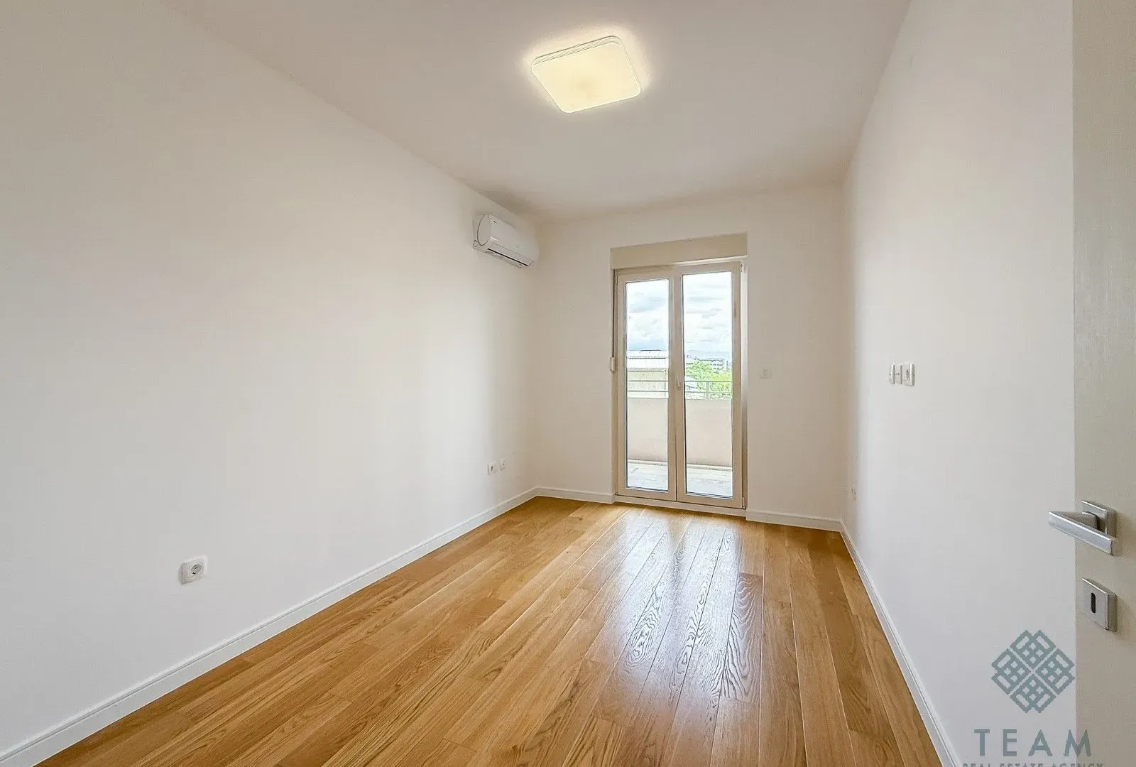 Rent, office space, 69m², Central Point, Podgorica