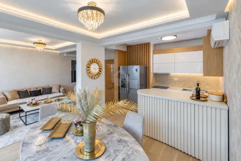 Otvoreni prostor koji obuhvata kuhinju, trpezariju i dnevni boravak sa modernim namještajem. - image 6