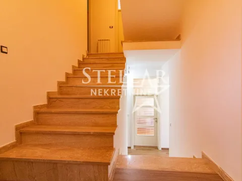 Izdavanje, kuća, 350m², Beri, Podgorica - image 13