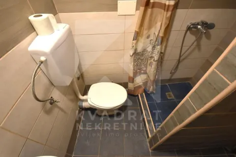 Manje kupatilo sa wc šoljom i tuš kabinom. - image 9