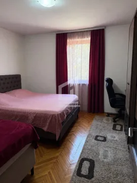Namještena spavaća soba sa bračnim krevetom, radnim stolom i prozorom. - image 7