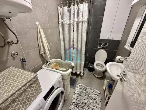 Manje kupatilo sa tuš kabinom, wc šoljom, umivaonikom i mašinom za veš. - image 20