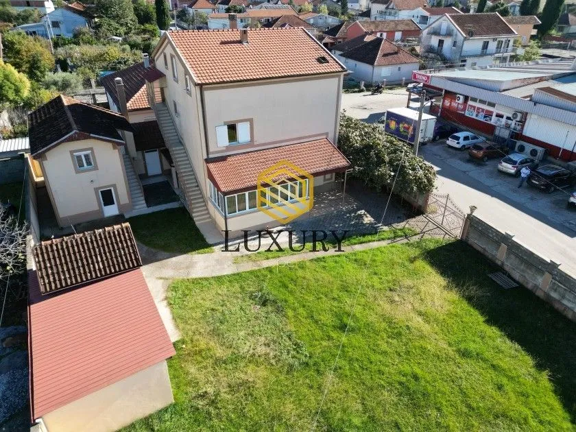 Izdavanje, kuća, 256m², Tološi, Podgorica