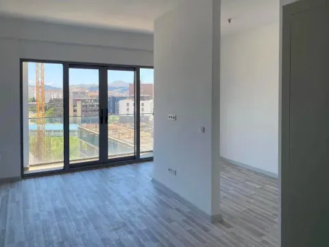 Prazna neopremljena prostorija sa velikim staklenim površinama i pogledom na grad. - image 3