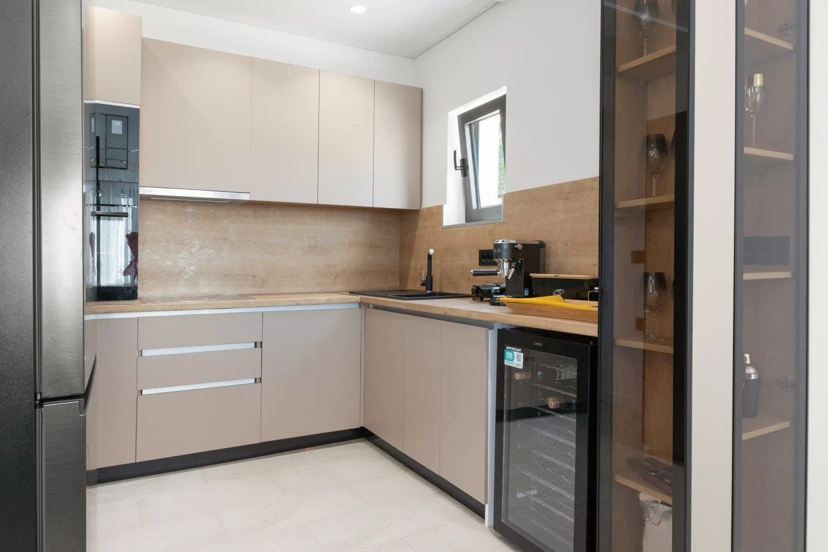 Izdavanje, kuća, 400m², Kotor, Crna Gora