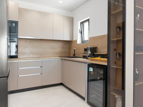 Izdavanje, kuća, 400m², Marići, Tivat - image 15