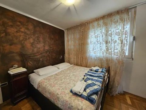 Spavaća soba sa bračnim krevetom i dekorativnim zidom. - image 7