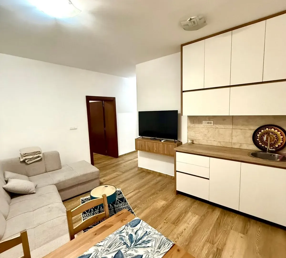 Izdavanje, dvosoban stan, 68m², Centar, Podgorica