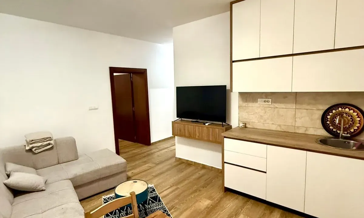Izdavanje, dvosoban stan, 68m², Centar, Podgorica