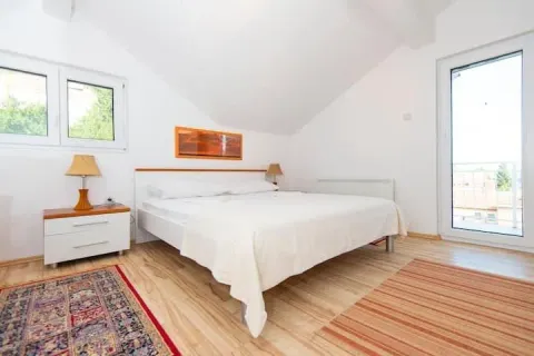 Svjetla spavaća soba sa bračnim krevetom, noćnim stočićima i izlazom na terasu. - image 17