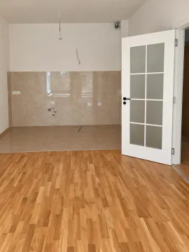 Nenamješten dio kuhinje sa keramičkim pločicama i drvenim podom. - image 4