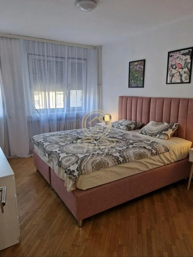 Izdavanje, četvorosoban stan, 104m², Vračar Hram, Vračar Sve Podlokacije
