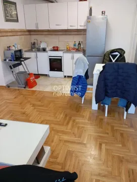 Manja kuhinja sa belim elementima i trpezarijskim stolom u nastavku. - image 3