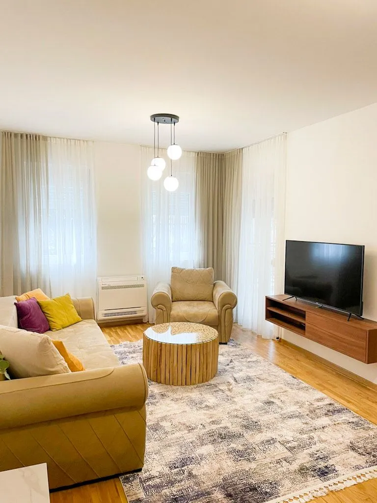 Izdavanje, dvosoban stan, 87m², Malo Brdo, Podgorica