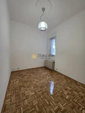 Empty room with parquet flooring and a ceiling light. - image 9