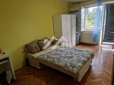 Nameštena spavaća soba sa krevetom, ormarom i izlazom na terasu. - image 7