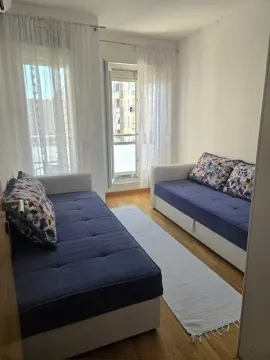 Dnevna soba sa dva kauča i izlazom na terasu. - image 5