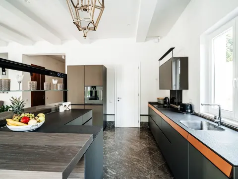 Izdavanje, kuća, 491m², Ljuta, Kotor - image 12