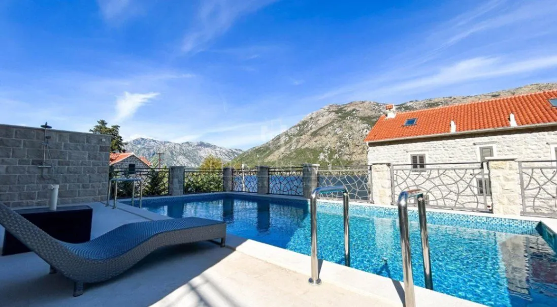 Sale, house, 690m², Stoliv, Kotor