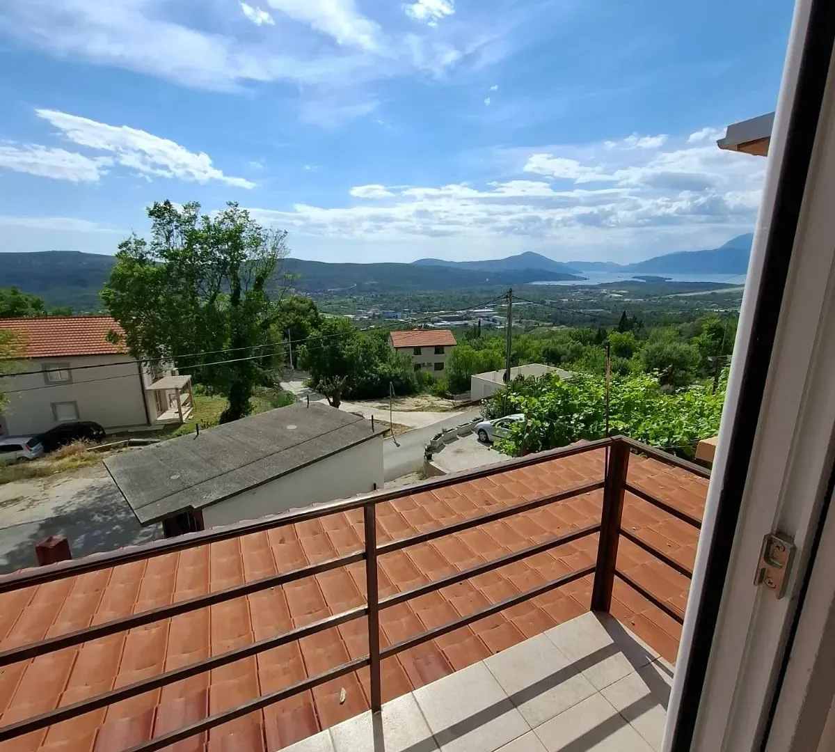 Izdavanje, dvosoban stan, 70m², Radanovići, Kotor