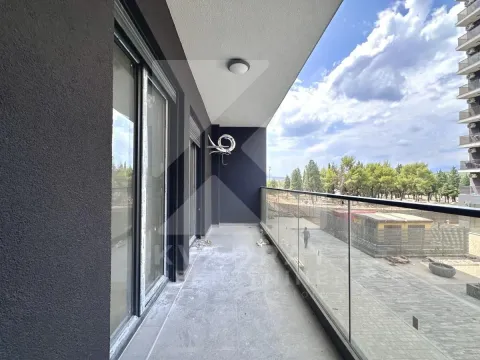 Prostrani balkon sa staklenom ogradom i pogledom na okolinu. - image 11