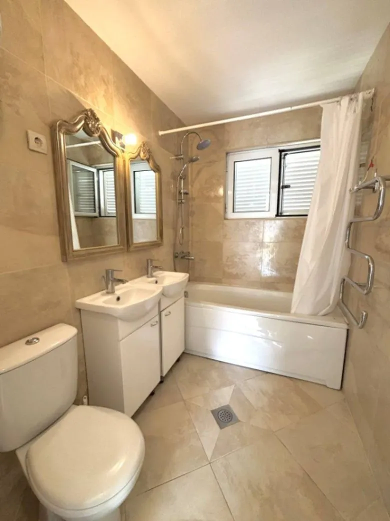 Prodaja, četvorosoban stan, 73m², Dobrota, Kotor