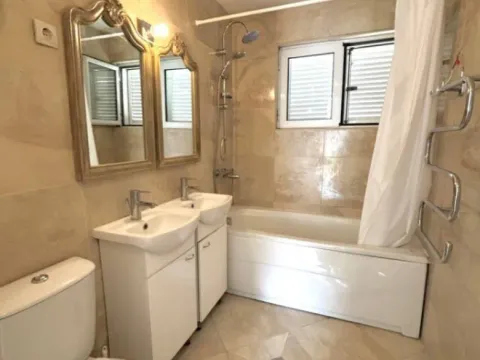 Prodaja, četvorosoban stan, 73m², Dobrota, Kotor - image 7