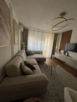 Udobna dnevna soba sa garniturom, TV-om i dekorativnim osvetljenjem. - image 2