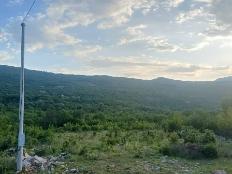 Zemljište in Komani