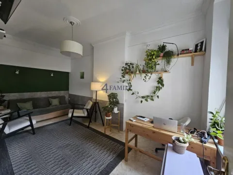 Dnevna soba sa radnim stolom i sobnim biljkama. - image 15