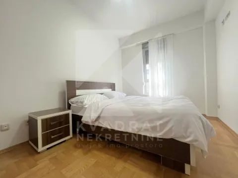 Spavaća soba sa bračnim krevetom i noćnim stočićem. - image 6