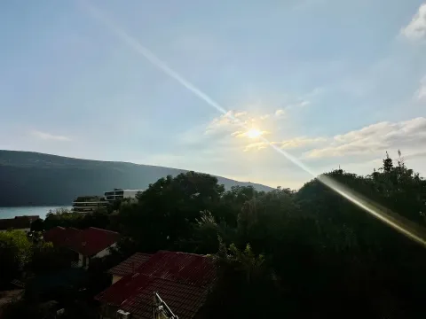 Pogled na okolinu i more sa terase ili prozora nekretnine. - image 8