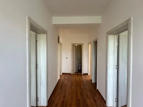 Izdavanje, trosoban stan, 89m², Seljanovo, Tivat - image 8