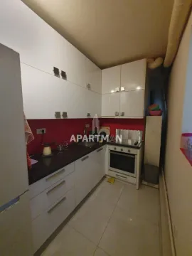 Manja kuhinja sa belim elementima i crvenom pozadinom. - image 5