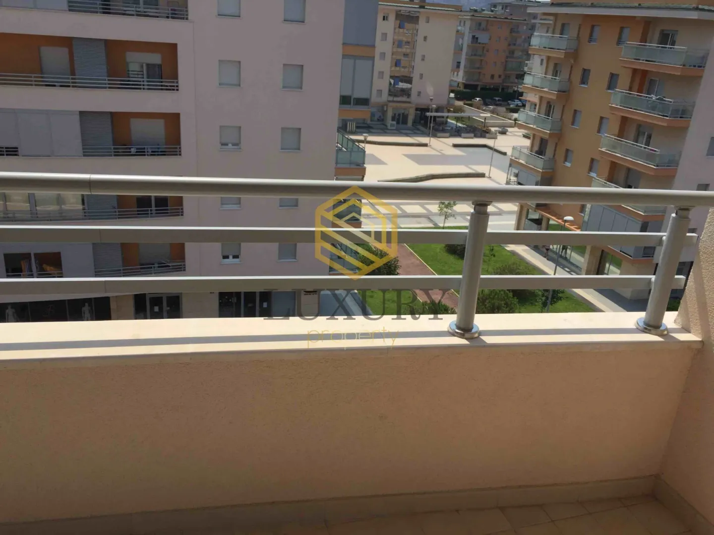 Pogled sa balkona na okolne stambene zgrade i dvorište.