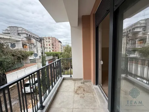 Nenamješten balkon sa pogledom na ulicu i zgrade. - image 3