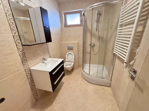 Moderne kupatilo sa tuš-kabinom, umivaonikom i toaletom. - image 4