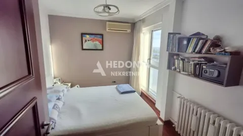 Nameštena spavaća soba sa bračnim krevetom, policom za knjige i klima uređajem. - image 10