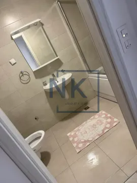 Kupatilo opremljeno umivaonikom, ogledalom, WC šoljom i kadom sa paravanom. - image 2