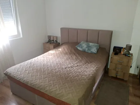 Namještena spavaća soba sa bračnim krevetom i noćnim stočićima. - image 19