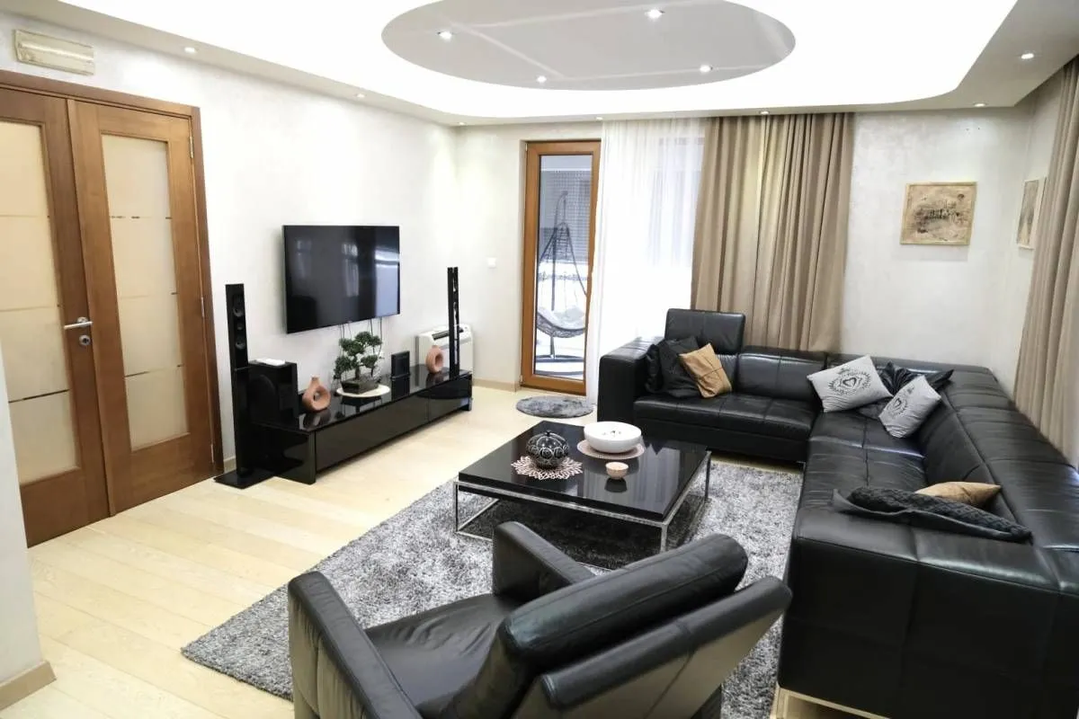 Izdavanje, četvorosoban stan, 178m², Tološka šuma, Podgorica