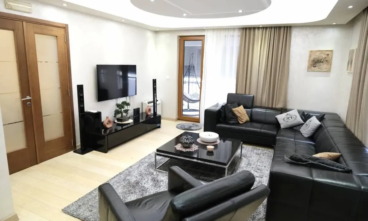 Izdavanje, četvorosoban stan, 178m², Tološka šuma, Podgorica