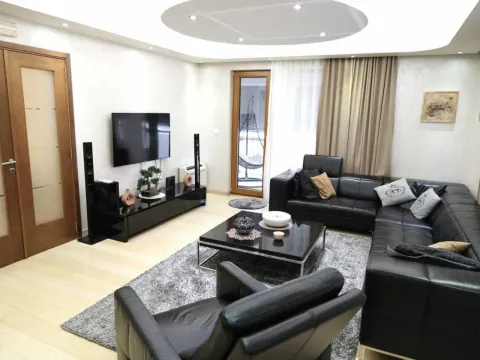 Izdavanje, četvorosoban stan, 178m², Tološka šuma, Podgorica