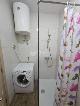 Manje kupatilo sa tuš kabinom, bojlerom i veš mašinom. - image 8