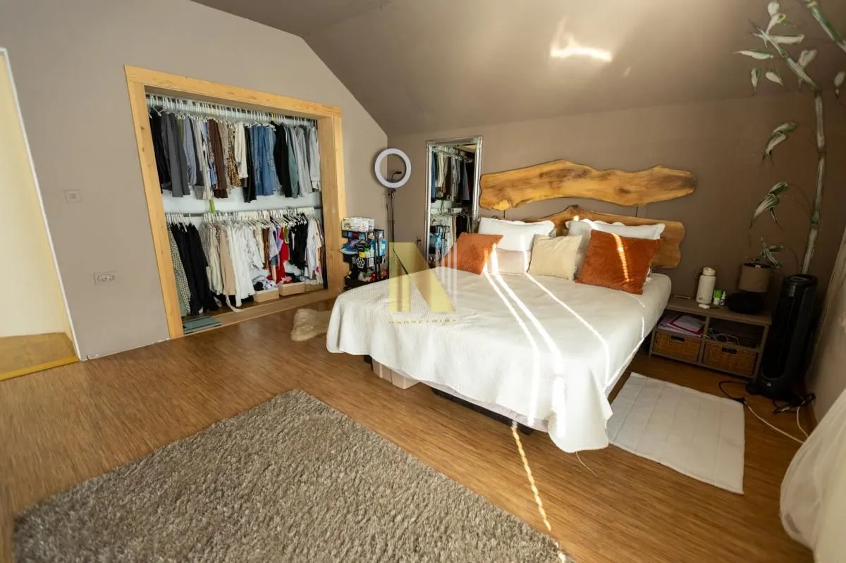 Bedroom with a double bed and a built-in closet.