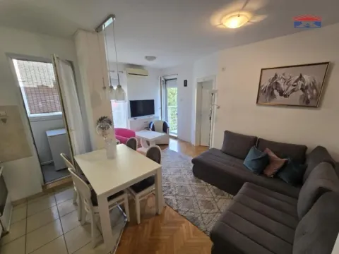 Dnevni boravak sa garniturom za sedenje i trpezarijskim stolom. - image 6