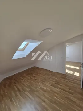 Prazna potkrovna prostorija sa parketom i krovnim prozorom. - image 17
